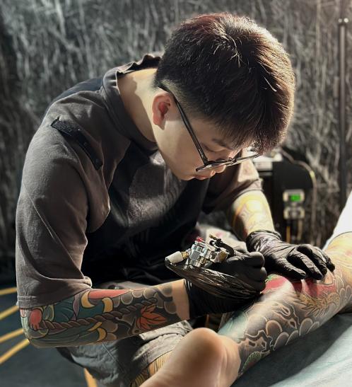 Thợ xăm nghệ thuật ở Kaylok Tattoo