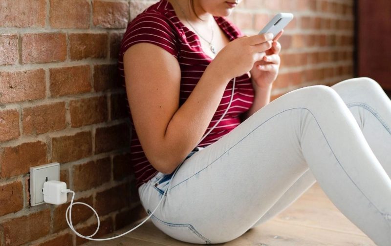 Không nên vừa sạc pin vừa sử dụng điện thoại