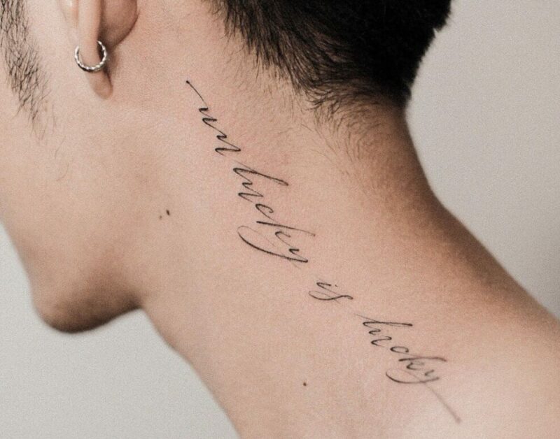 Hình xăm chữ mini ở cổ