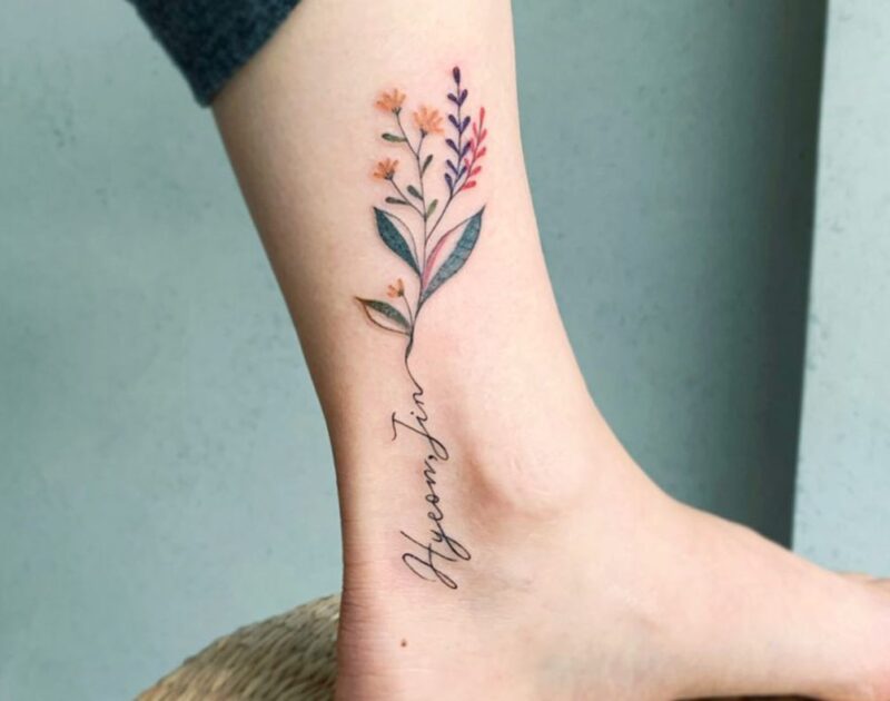 Hình xăm hoa trên cổ chân 