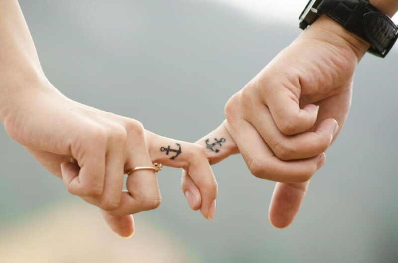 Hình xăm đôi trên ngón tay 