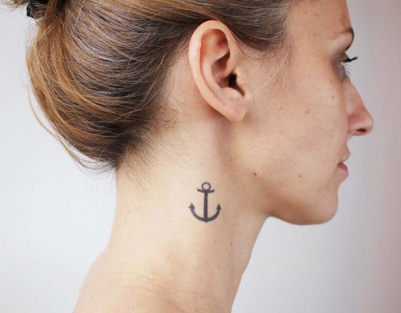 Hình xăm mỏ neo trên cổ 