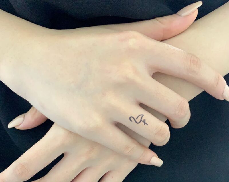 Hình xăm mini đơn giản trên ngón tay tạo điểm nhấn