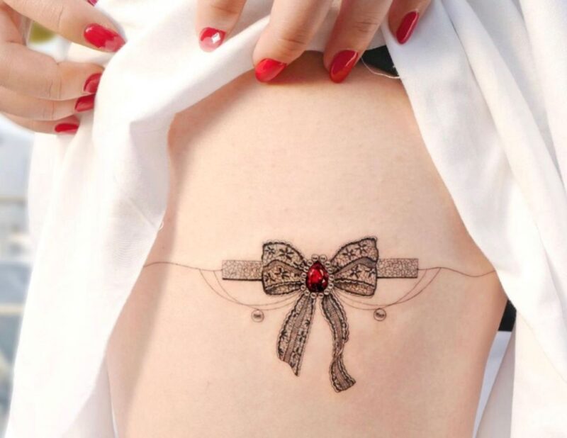 Hình xăm nơ phong cách bên hông