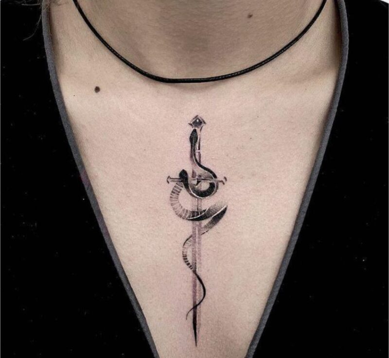 Hình xăm rắn ở ngực 