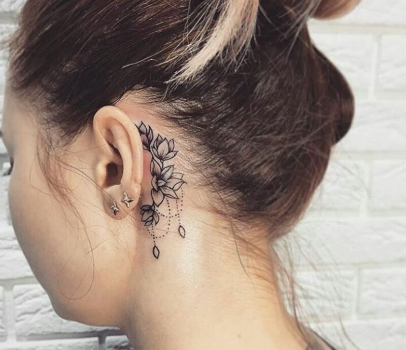 Hình xăm hoa nghệ thuật ôm trọn sau tai 