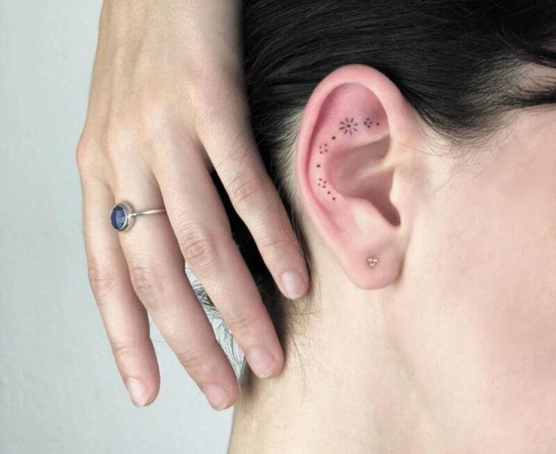Hình xăm mini trong tai thể hiện cá tính 