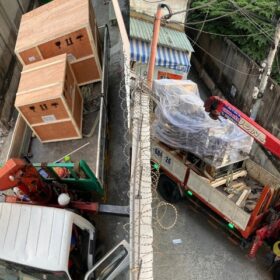 Giao may dong goi hut chan khong tram xoay den khach hang