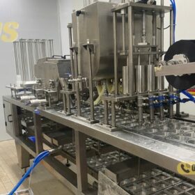 Ve sinh may chiet rot thach dua bang nuoc nong truoc khi chay thu nghiem