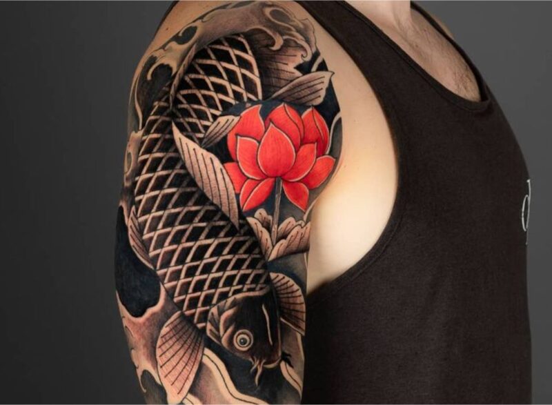 Hình xăm cá chép đen thể hiện quyền lực và sức mạnh