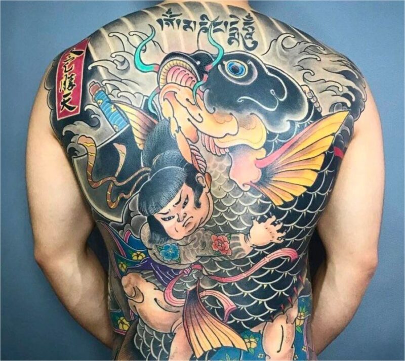 Hình xăm cá chép trên lưng phong cách Nhật cổ