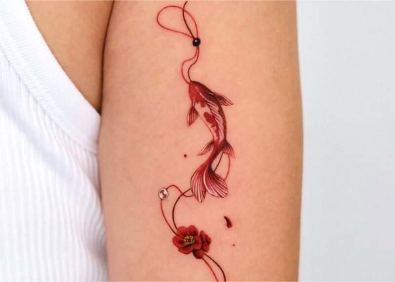 Hình xăm mini cá chép ở bắp tay