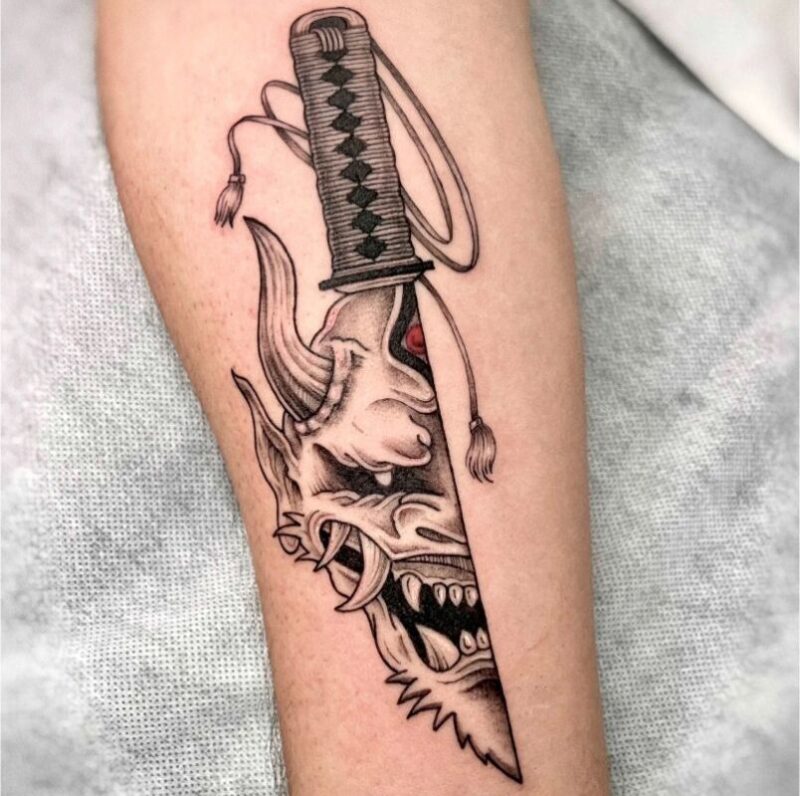 Hình xăm hoạ tiết nửa mặt quỷ trên tay