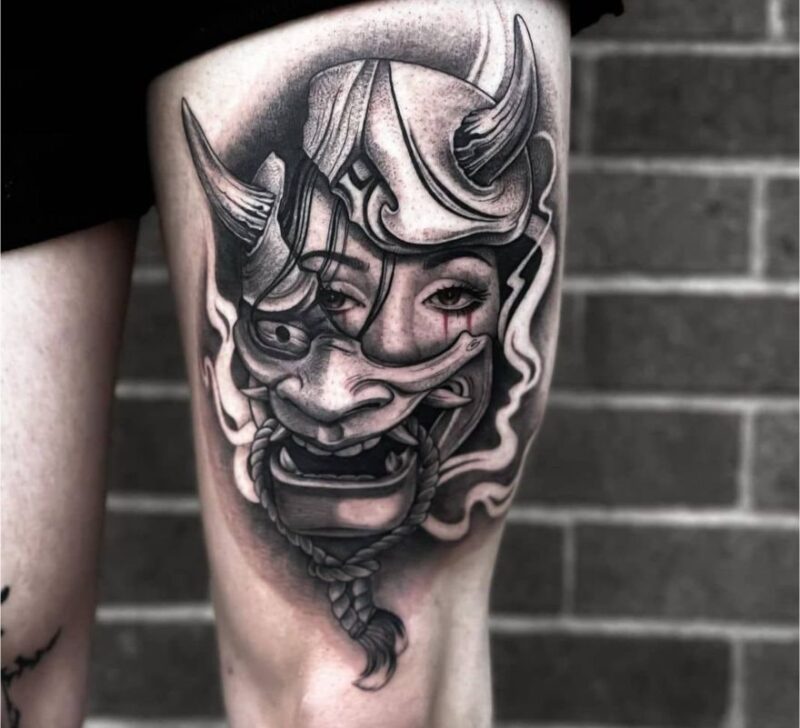 Mặt quỷ Hannya xăm ở đùi rất nổi bật