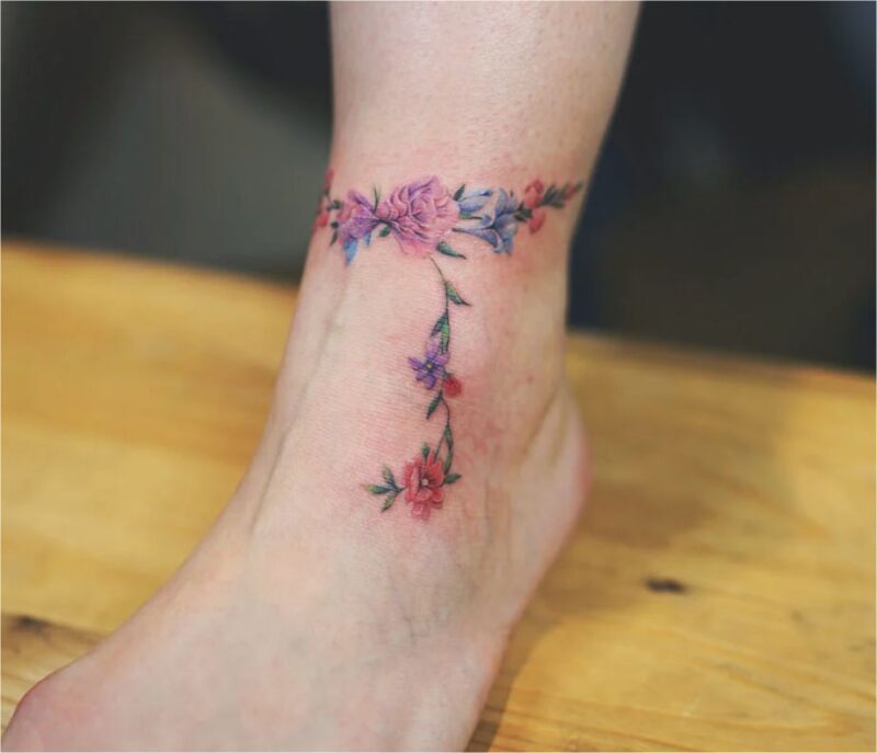 Hình xăm hoa vòng chân dành cho nữ