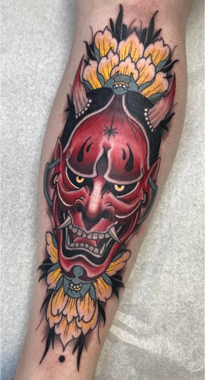 Xăm hình mặt quỷ kết hợp hoa mẫu đơn biểu thị bản thân trong quá khứ