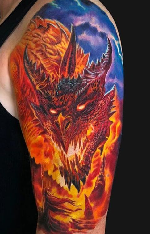 Hình xăm rồng lửa nổi bật ở bắp tay