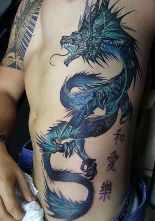 Xăm rồng nước bên hông thể hiện sức mạnh 