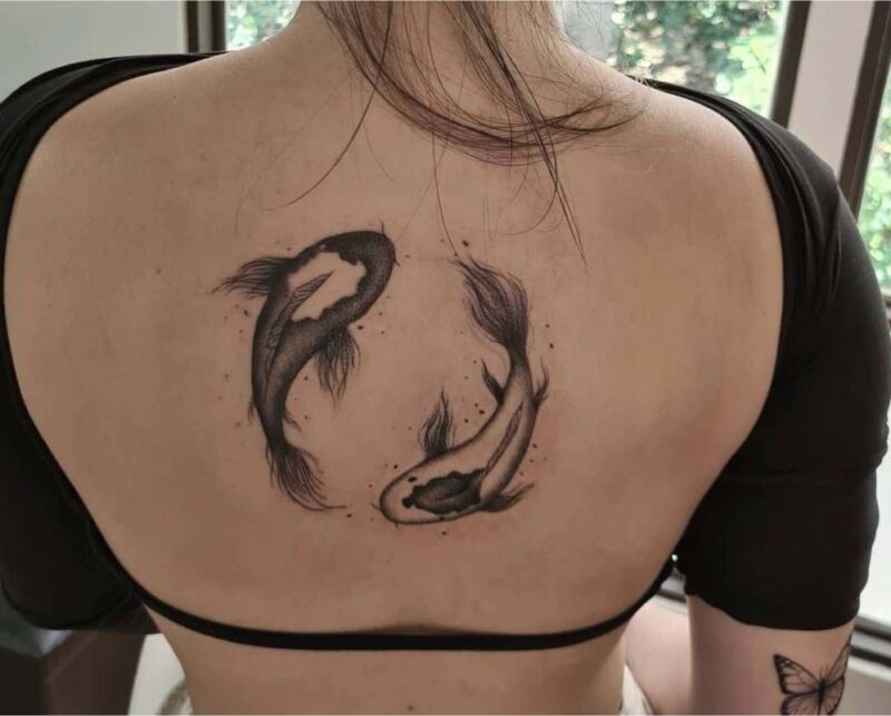 Vẻ đẹp nữ tính của hình xăm cá chép trên lưng