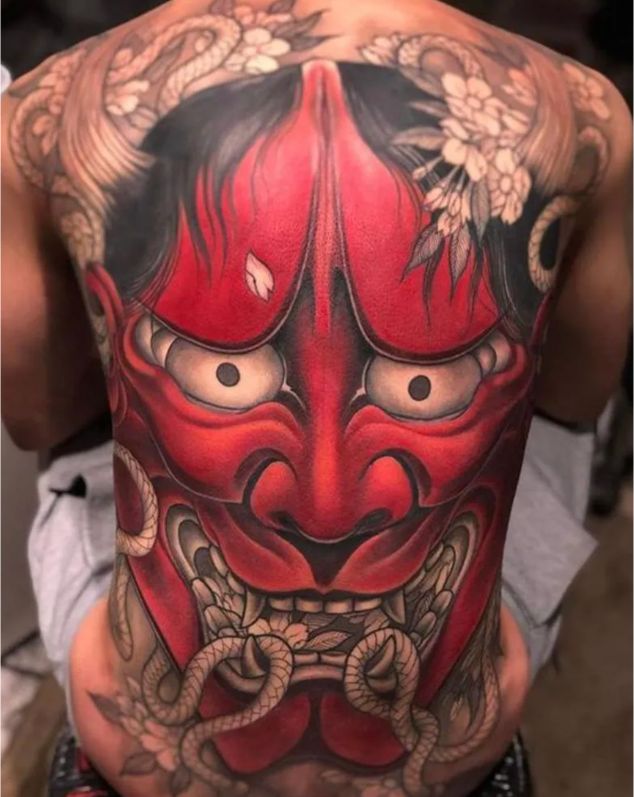 Hình xăm mặt quỷ độc lạ kín lưng
