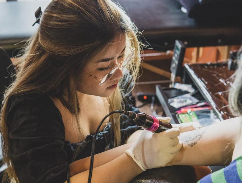 Cần tìm hiểu kỹ càng khi lựa chọn địa chỉ và thợ xăm