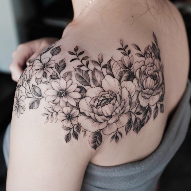 Hình xăm hoa mẫu đơn trắng đen